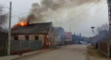 Policjanci ze świadkiem pożaru wyprowadzili mężczyznę z płonącego pustostanu