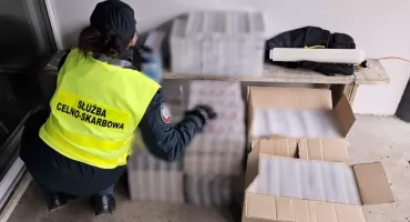 Ponad 4 tys. paczek papierosów zarekwirowała podlaska KAS. Były przemycane balonem