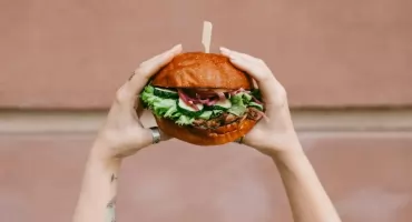 Domowy burger wcale gorzej smakować nie musi