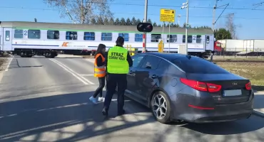 Nie rozpraszaj się na wiosnę. Skup się na przejeździe przez przejazd kolejowy